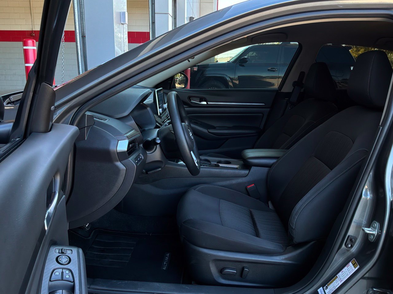 Used 2025 Nissan Altima 2.5 SV FWD image 10