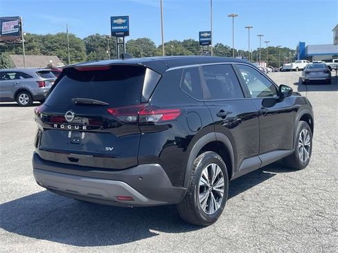 Used 2023 Nissan Rogue SV image 3