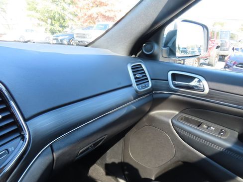 Used 2021 Jeep Grand Cherokee Limited w/ Luxury Group II image 21