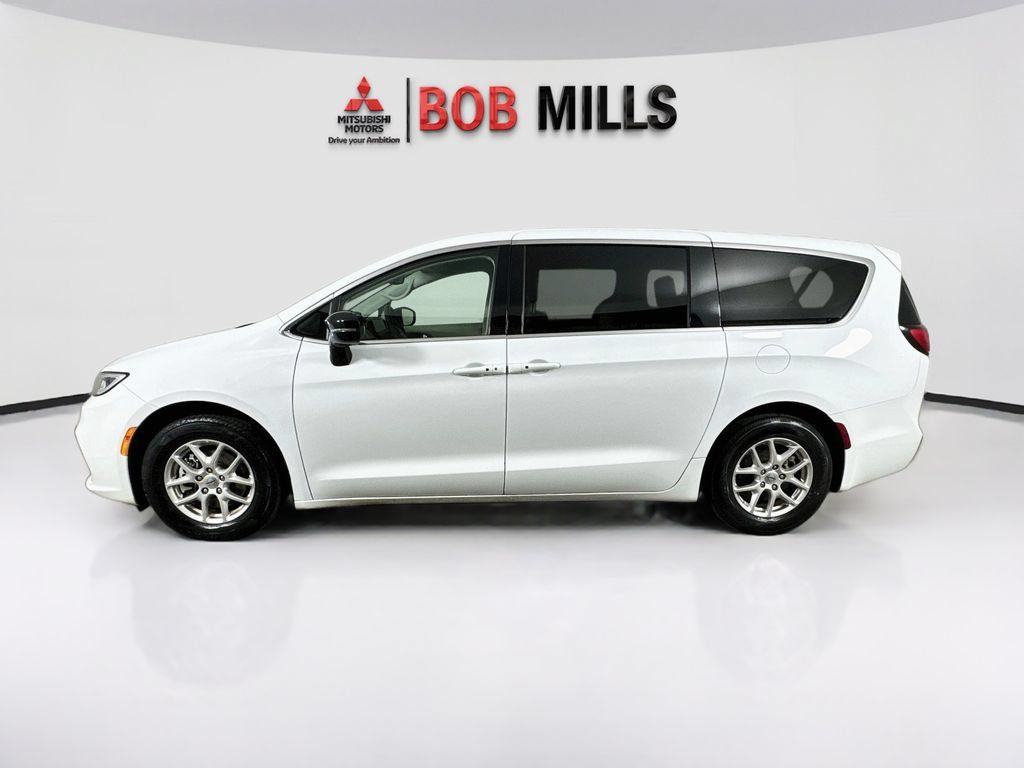 Used 2024 Chrysler Pacifica Touring-L FWD image 4