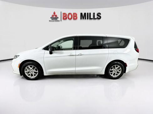 Used 2024 Chrysler Pacifica Touring-L FWD image 4
