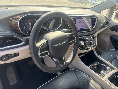 Used 2023 Chrysler Pacifica Limited FWD image 4