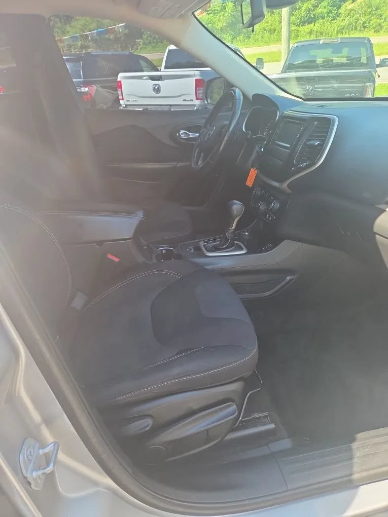 Used 2015 Jeep Cherokee Latitude AWD/4WD image 10