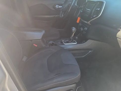 Used 2015 Jeep Cherokee Latitude AWD/4WD image 10
