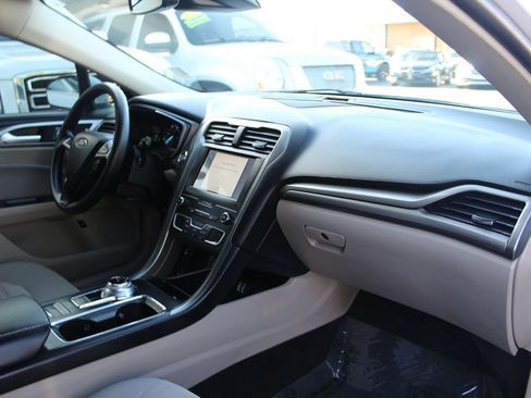 Used 2020 Ford Fusion SE FWD image 19