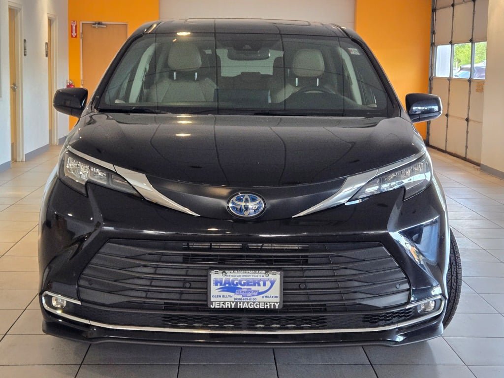 Used 2023 Toyota Sienna XLE AWD/4WD image 3