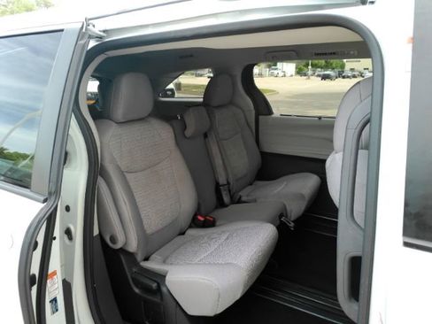 Used 2023 Toyota Sienna LE FWD image 21