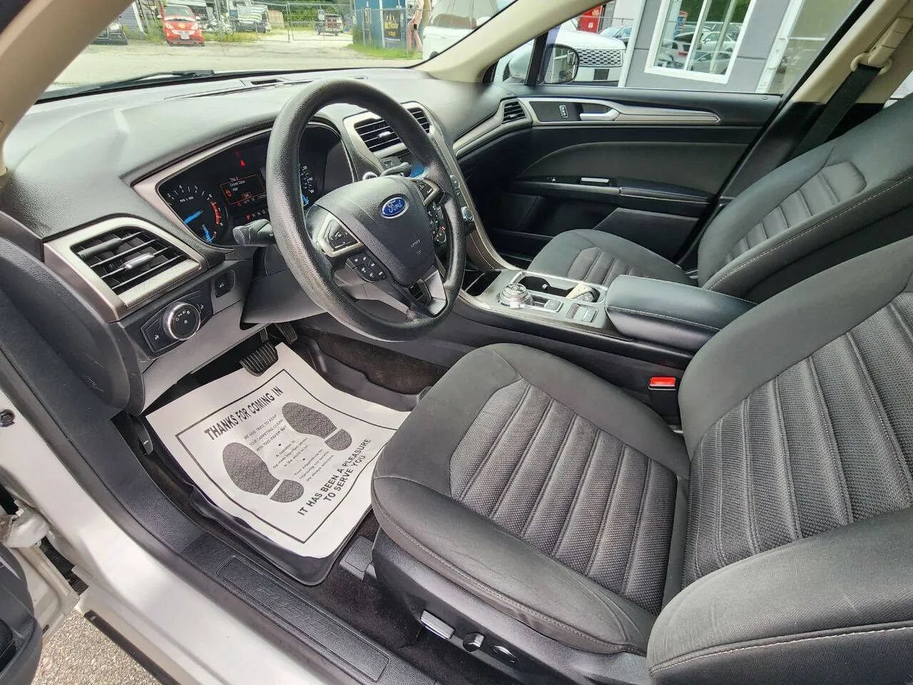 Used 2017 Ford Fusion SE FWD image 9