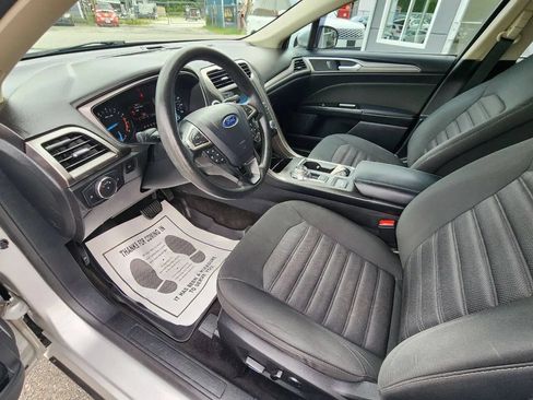 Used 2017 Ford Fusion SE FWD image 9