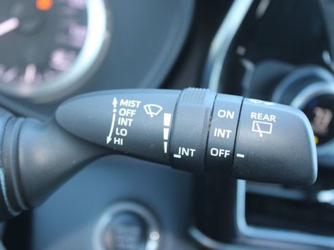 Used 2024 Toyota Highlander LE AWD/4WD image 38