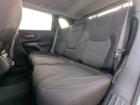 Used 2019 Jeep Cherokee Latitude w/ Popular Appearance Group image 11