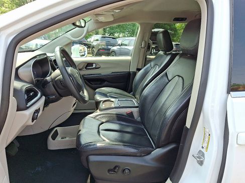 Used 2022 Chrysler Pacifica Touring-L image 13