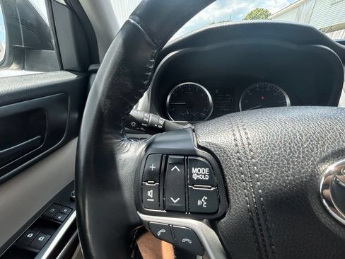 Used 2018 Toyota Highlander Plus w/ Carpet Mat Package (TMS) FWD image 22
