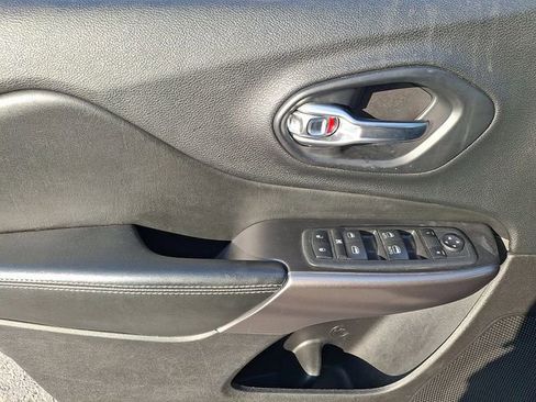 Used 2020 Jeep Cherokee Latitude Plus w/ Cold Weather Group image 12