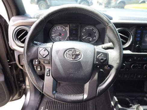 Used 2017 Toyota Tacoma TRD Off-Road AWD/4WD image 13