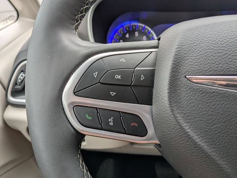 Used 2024 Chrysler Pacifica Touring-L FWD image 26