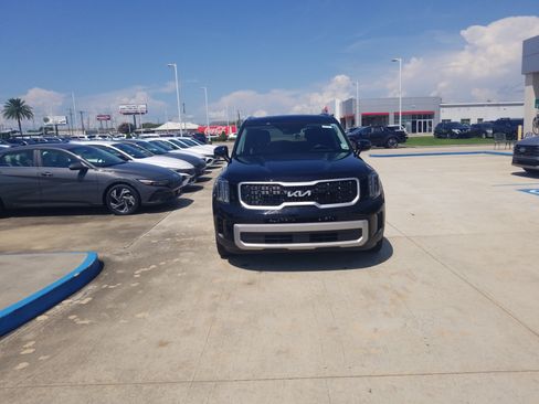 Used 2023 Kia Telluride EX w/ EX Captain's Chair Package FWD image 2