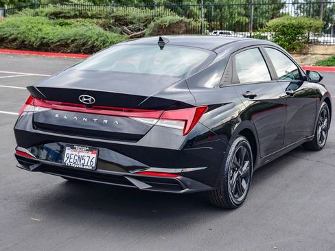 Used 2023 Hyundai Elantra SEL w/ Cargo Package image 7