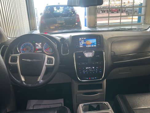 Used 2015 Chrysler Town & Country Touring w/ Driver Convenience Group FWD image 27