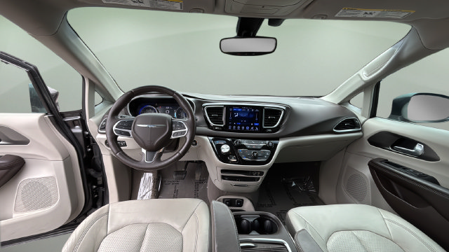 Used 2017 Chrysler Pacifica Touring-L Plus w/ Tire & Wheel Group FWD image 16