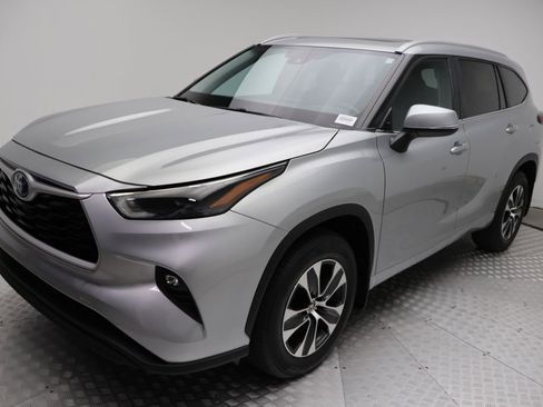 Certified 2024 Toyota Highlander XLE image 2