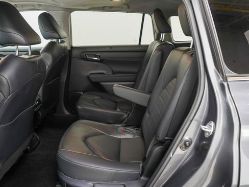 Used 2023 Toyota Highlander XLE image 18