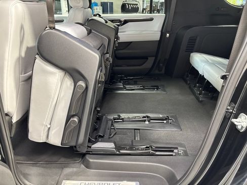 Used 2025 Chevrolet Suburban Premier AWD/4WD image 57