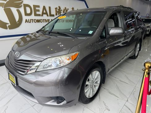 Used 2017 Toyota Sienna LE w/ Protection Package AWD/4WD image 4