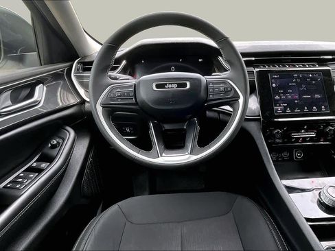 Used 2023 Jeep Grand Cherokee Laredo w/ Luxury Tech Group I AWD/4WD image 6