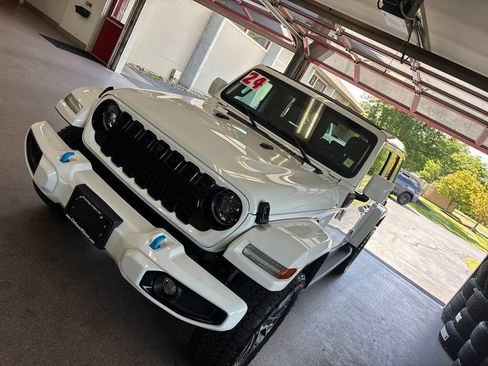 Used 2024 Jeep Wrangler High Altitude AWD/4WD image 5