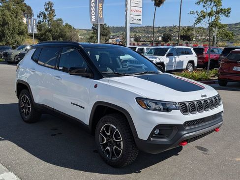 New 2026 Jeep Compass Trailhawk w/ Sun, Sound & Navigation Group AWD/4WD image 11
