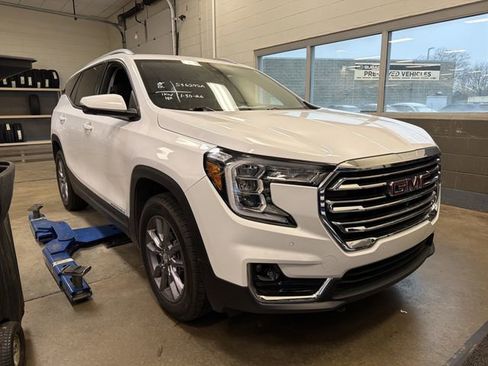 Used 2023 GMC Terrain SLT w/ Infotainment Package II image 4