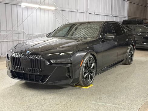 Used 2023 BMW i7 xDrive60 AWD/4WD image 2