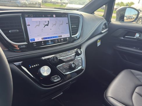 New 2026 Chrysler Pacifica Select AWD/4WD image 21