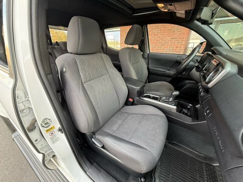 Used 2016 Toyota Tacoma TRD Sport image 16