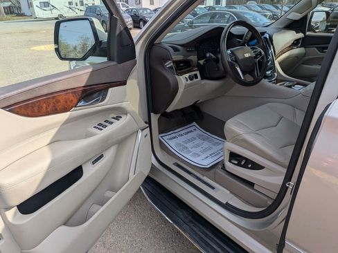 Used 2016 Cadillac Escalade ESV Luxury image 27
