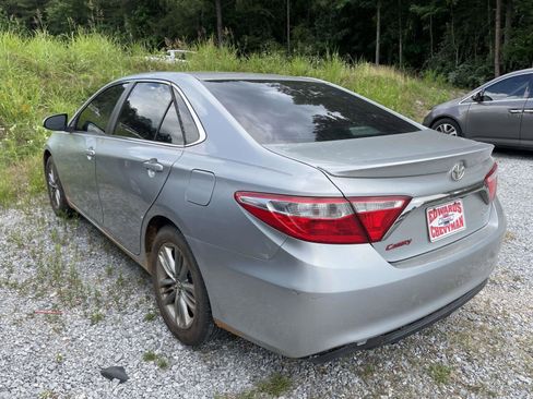 Used 2017 Toyota Camry SE w/ Moonroof Package FWD image 7