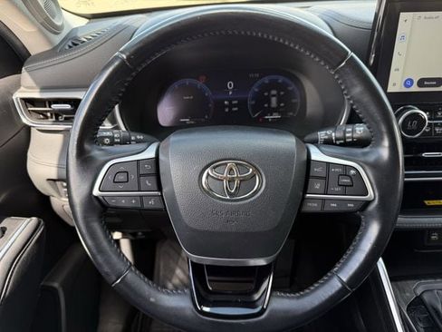 Used 2023 Toyota Highlander Platinum image 13