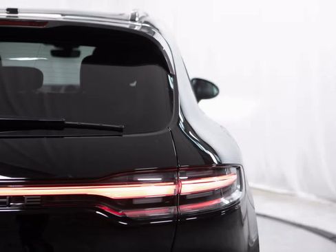 Certified 2026 Porsche Macan Turbo AWD/4WD image 21