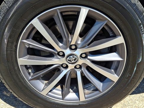 Used 2017 Toyota Highlander XLE w/ Carpet Mat Package AWD/4WD image 8