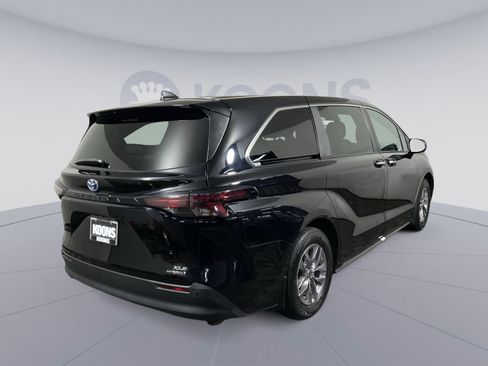 Used 2023 Toyota Sienna XLE image 5