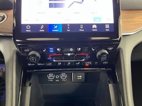Used 2023 Jeep Grand Cherokee Summit AWD/4WD image 35