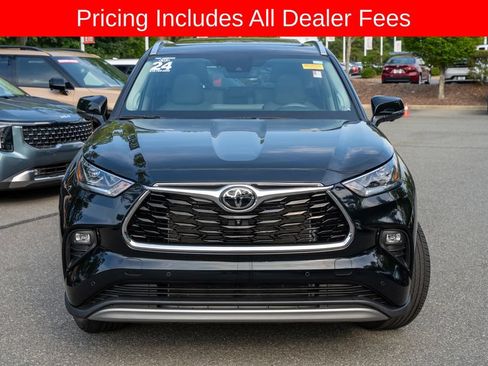 Used 2024 Toyota Highlander Platinum FWD image 2