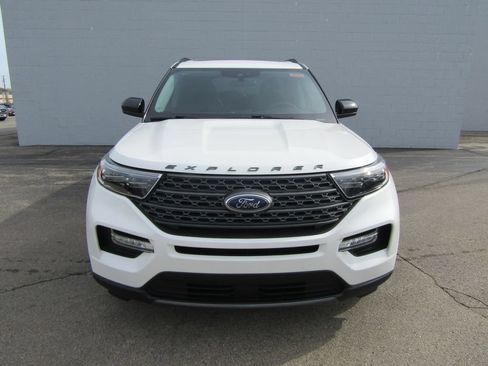 Used 2023 Ford Explorer XLT w/ Equipment Group 202A AWD/4WD image 3