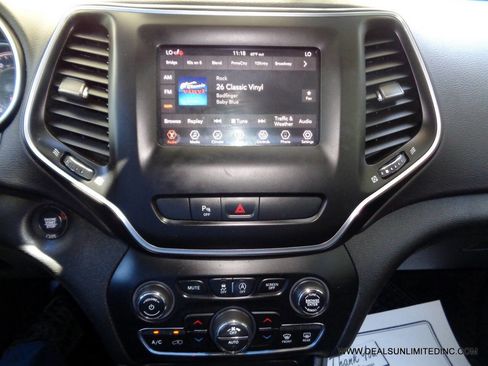 Used 2019 Jeep Cherokee Latitude Plus w/ Comfort/Convenience Group AWD/4WD image 14