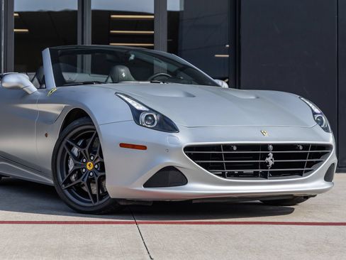 Used 2015 Ferrari California T RWD image 5