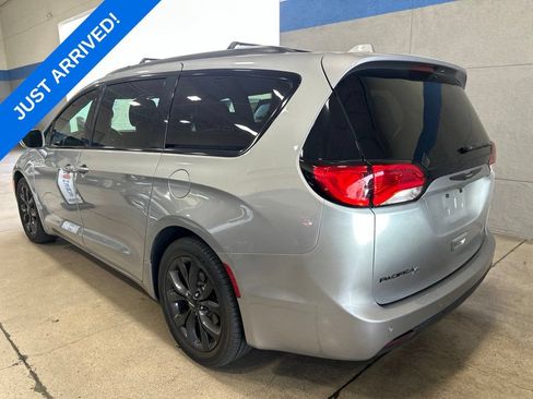 Used 2020 Chrysler Pacifica Touring-L Plus w/ S Appearance Package FWD image 4