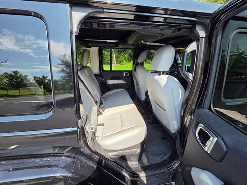 Used 2023 Jeep Wrangler Unlimited Sahara AWD/4WD image 26