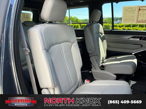 Used 2025 Jeep Wagoneer Series III w/ Premium Group I AWD/4WD image 26