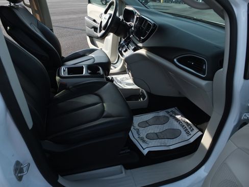 Used 2024 Chrysler Pacifica Touring-L image 14